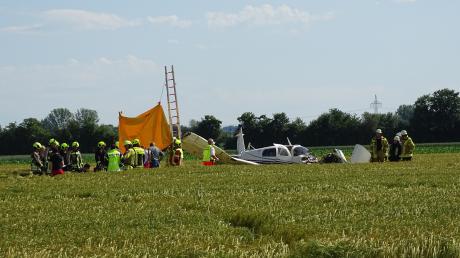 Ein Kleinflugzeug des Typs Mooney M 20R stürzte bei Genderkingen ab. Die zwei Männer und eine Frau, die im Flugzeug saßen, wurden leicht verletzt. 
