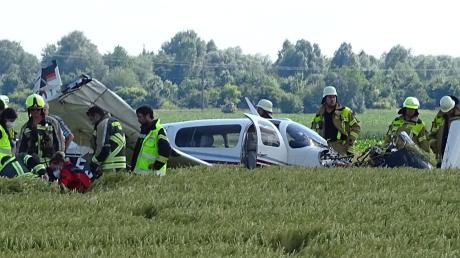 Beim Landeanflug in Genderkingen geriet die kleine Propellermaschine des Typs Mooney eines 58-jährigen Piloten ins Straucheln und stürzte in ein Getreidefeld.  Ein Großaufgebot an Rettungskräften eilte zur Unglücksstelle. 