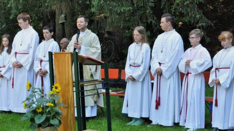 Pfarrer Benedikt Huber zelebriert die gemeinsam vom Gartenbauverein und dem Musikverein Gablingen organisierte Waldmesse.