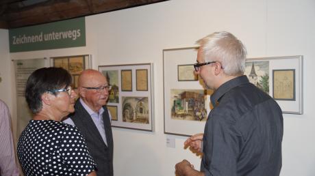 Das Bild zeigt die Eheleute Seidel mit Museumsmitarbeiter Martin Beer bei der Ausstellungseröffnung.