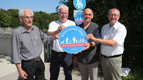 Das Schild "Miteinander-Weg" am Hochablass, das (von links) Wolfgang Plonner, Dirk Liebchen, Gregor Lang und Gerhard Ecker enthüllten, soll für Toleranz sorgen.