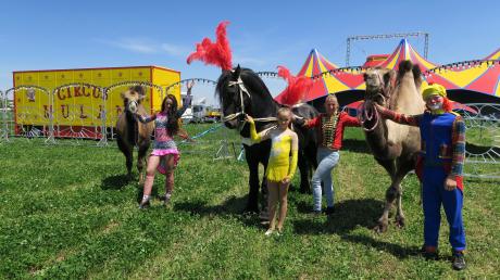 Die Zelte des Zirkus Mulan bei der Feuerwache in Gersthofen stehen schon, am Freitag geht es los. Auf dem Bild von links: Sabrina Köllner und Tochter Samira, Zirkusdirektorin Jacqueline Köllner und Clown Leroy.