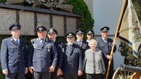 Der Vorstand des Krieger- und Soldatenvereins Balzhausen vor dem Kriegerdenkmal.