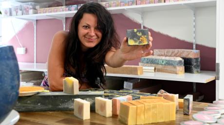 Mit ihren selbst hergestellten Seifen hat sich Stefanie Pöschl aus Ustersbach einen Kundenstamm aufgebaut.