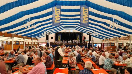 Beim Pöttmeser Volksfest, hier eine Aufnahme vom Seniorennachmittag 2022, führt diesmal Holger Regler als Festwirt die Regie im Zelt.