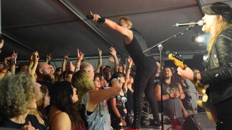 Auf Tuchfühlung mit den Fans. Erik Martenssen von der schwedischen Band Eclipse beim "Rock n'Loc-Festival" in Markt Wald.