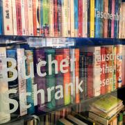 Aus einem Bücherschrank in Maihingen soll ein Mann Bücher gestohlen haben.