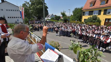 Ehrenbezirksdirigent Claus Weiss war einer von mehreren Dirigenten beim Gemeinschaftschor in der Aufheimer Ortsmitte. 
