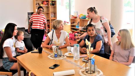 Im Neu-Ulmer Café Clara treffen sich regelmäßig Flüchtlinge aus der Ukraine. Hier rechts Nadiia (mit den langen, glatten, blonden Haaren), dahinter stehend Dolmetscherin Olga Korytska .