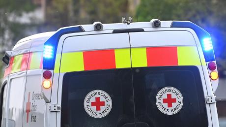 Nach einem Sturz auf einem Feldweg in Bubesheim verletzte sich ein junger Motorradfahrer schwer und wurde mit dem Rettungswagen ins Krankenhaus gebracht.