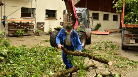 Eine Schneise der Verwüstung hinterließ ein Unwetter am Montagabend im südlichen Landkreis. Die größten Schäden gab es in Großaitingen.