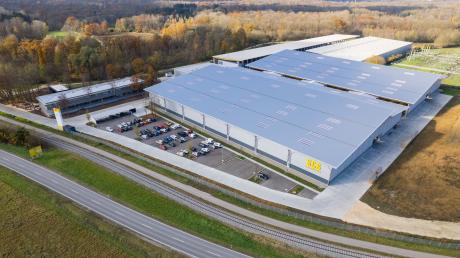 Der neue Standort von Scheiffele-Schmiederer Holzwerke in Gundremmingen grenzt an das Naturschutzgebiet Auwald. Mittlerweile befindet sich auf den Hallenflächen eine Fotovoltaikanlage.