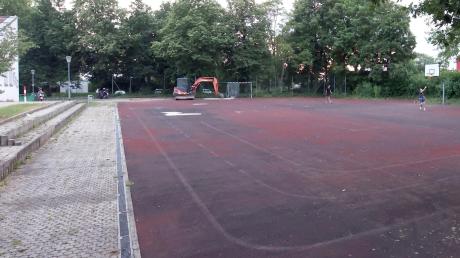 Der Hartplatz vor der Burtenbacher Burggrafenhalle sieht nicht mehr
besonders einladend aus und müsste saniert werden. Möglicherweise könnte
dort aber auch ein Skate- und Jugendbewegungspark entstehen.