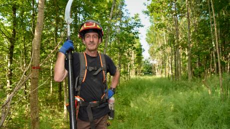 Raimund Hofmann in seinem Wald: Der gebürtige Weiler sorgt dort für Artenvielfalt und ist für den Deutschen Waldpreis 2022 nominiert.