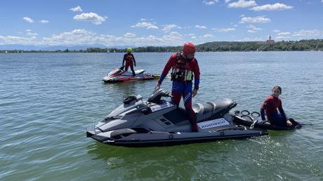 Am Jet-Ski kann ein spezielles Board angebracht werden, auf dem die Wasserwacht Personen zum Ufer transportieren kann nach deren Rettung. Bei der Übung am Ammersee spielten Mitglieder der Ortsgruppe Dießen die zu Rettenden.