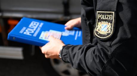Die Polizei ermittelt nach einem Unfall auf der A8 Richtung München gegen den Unfallverursacher.