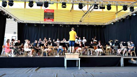 Der Musikverein Dasing präsentiert am Samstag und Sonntag, 25. und 26. Juni, in Kooperation mit einem Chor und Profi-sängerinnen und -sängern die Mozart-Oper "Die Zauberflöte".