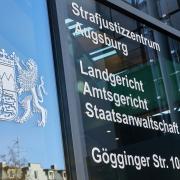 Am Landsberger Römerhang hat es im Frühjahr 2021 einen Mordfall gegeben. Jetzt stehen drei Angeklagte in Augsburg vor Gericht. 