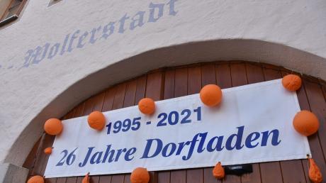Der Dorfladen in Wolferstadt besteht seit 1995, worauf im vorigen Jahr dieses Transparent am Eingang aufmerksam machte.