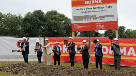 Geschäftsleitung, am Bau beteiligte Unternehmen, Mitarbeitende und Kommunalpolitik beim ersten Spatenstich für einen Neubau des Lebensmittel-Discounters Norma in Dettingen.