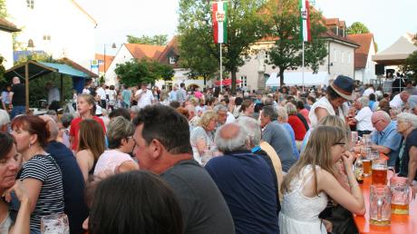 Der Marktplatz war 2019 beim Kühbacher Marktfest proppenvoll. Das erwarten die Veranstalter auch für heuer.