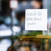 Immer mehr Restaurants im Landkreis Günzburg haben mit Personalmangel zu kämpfen. Teilweise werden Öffnungszeiten eingeschränkt oder die Sitzplätze reduziert.