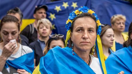 Ukrainer hielten heute eine Kundgebung vor dem Sitz des Europäischen Rates ab. Seit heute ist das osteuropäische Land EU-Beitrittskandidat. 