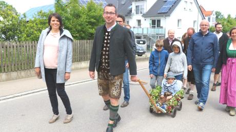 Bürgermeister Christoph Aidelsburger, Ehefrau Andrea und Sohn Julian Ende Mai 2022 beim Festumzug zum Rehlinger Schützenfest. Am Freitag feiert er seinen 40.