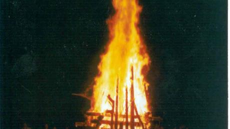 Ein Bild aus vergangenen Tagen. So loderte das Johannisfeuer in Meitingen vor 20 Jahren (Archivbild)