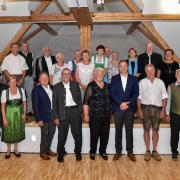 Zwei Dutzend Personen aus dem Landkreis Landsberg sind mit dem Ehrenzeichen des Bayerischen Ministerpräsidenten ausgezeichnet worden. 