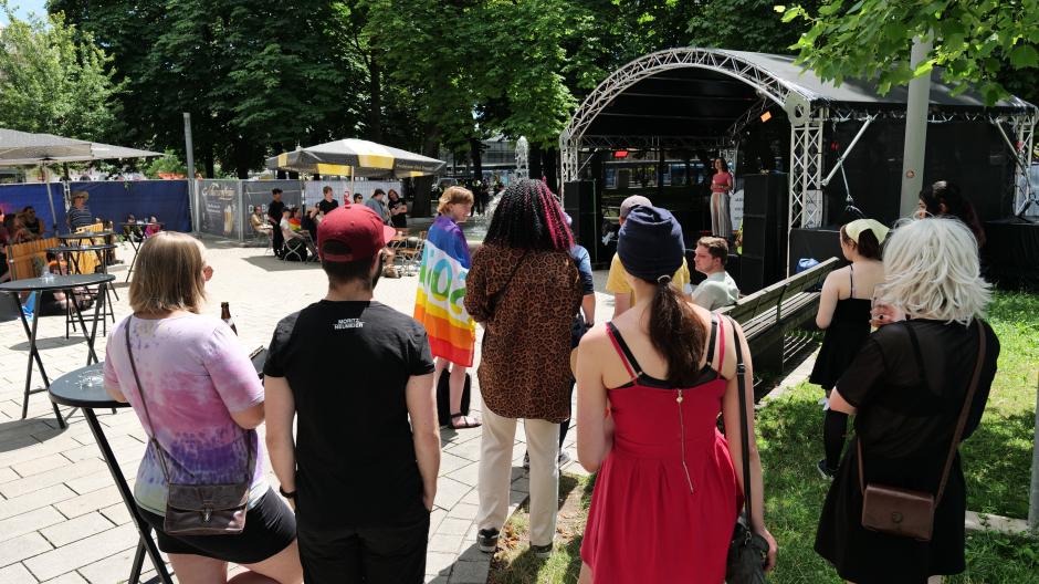 Nach dem Übergriff auf zwei Personen am Rande der CSD-Parade am vergangenen Wochenende haben am Samstag rund 100 Personen auf dem Augsburger Königsplatz gegen Queer-Feindlichkeit demonstriert.