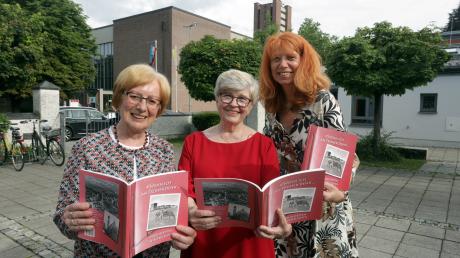Anita Höfle, Jutta Gossner und Anita Ulrich (von links) präsentieren das bebilderte Buch
"Wenn ich an früher denk", das der Kulturkreis Haunstetten zum Eingemeindungsjubiläum herausgebracht hat.
