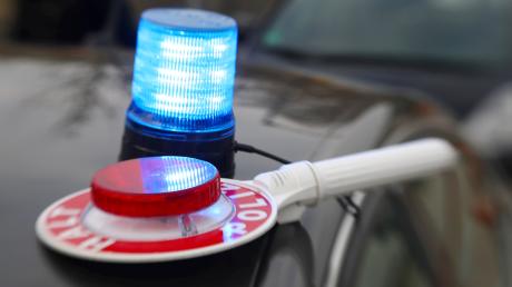 Ein Anrufer teilt der Polizei mit, dass es in einem Parkhaus im Augsburger Antonsviertel brennt.