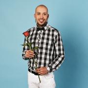 Die Rose steht symbolisch für das Dating-Format, bei dem der Langweider Dominik Hentschel teilnimmt