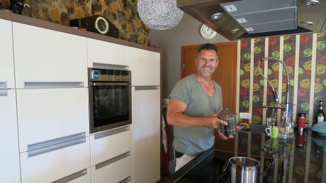 Günther Kosick in seiner Küche in Nordendorf, in der er auch seine Gäste bei der Fernsehshow "Das perfekte Dinner" bekochte.