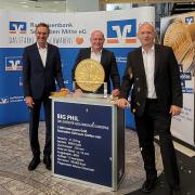 Die größte Goldmünze Europas war am Montag in der Raiffeisenbank in Krumbach ausgestellt. Unser Bild zeigt von links Helmut Graf, Johannes Gess und  Dr. Uwe Bergold.