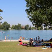 Die Polizei meldet zwei schwere Badeunfälle am Friedberger See. 