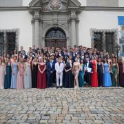 Diese 92 Schülerinnen und Schüler haben in diesem Jahr am Albrecht-Ernst-Gymnasium in Oettingen ihr Abitur gemacht.