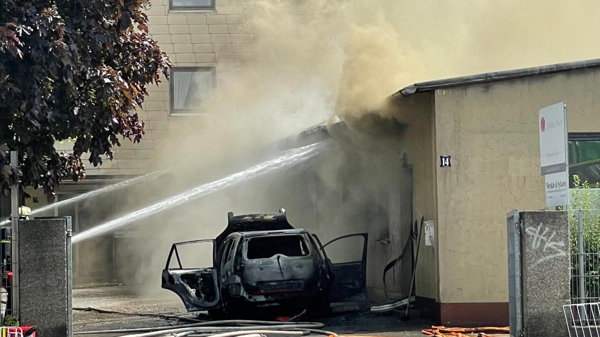 #Neu-Ulm: Brennendes Auto setzt in Neu-Ulm ein Haus in Brand