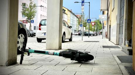 Ein E-Scooter auf dem Gehweg in der Neu-Ulmer Maximilianstraße: Die Beschwerden über solche Parkfehler haben nachgelassen.