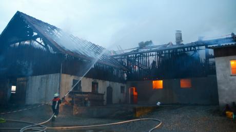 Ein Feuer vernichtete am Montagabend ein landwirtschaftliches Gebäude in Hollenbach. Zahlreiche Feuerwehren löschten den Brand. 