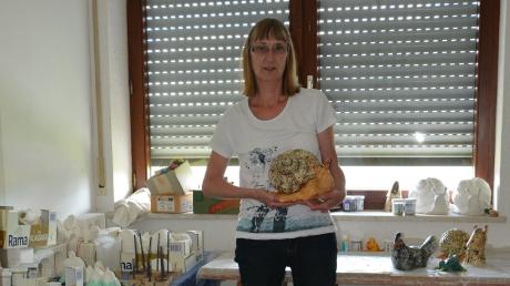 Christiane Seldner zeichnet nicht nur für die Organisation des  Kreativmarkts für Haus und Garten verantwortlich, sondern präsentiert auch eigene Keramik-Dekorationen.