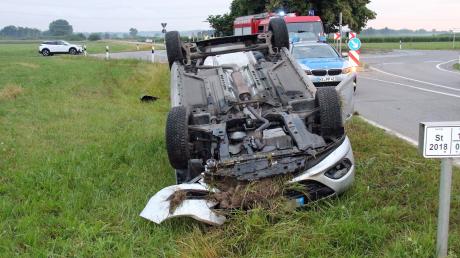 Das Auto eines 55-Jährigen hat sich bei einem Unfall in Obenhausen überschlagen.