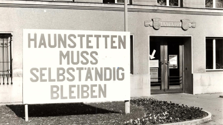 Mit diesem Plakat vor dem Rathaus protestierte Haunstetten gegen die Eingemeindung..