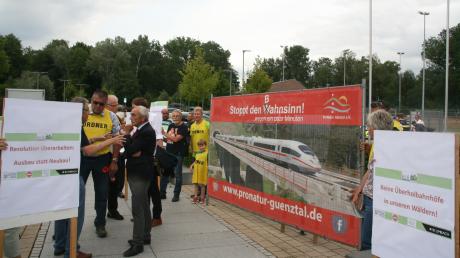 Eine neue Resolution des Kreistags fordern die Mitglieder der Bürgerinitiativen, die sich gegen die Ausbaupläne der Bahn zwischen Ulm und Augsburg wenden.
