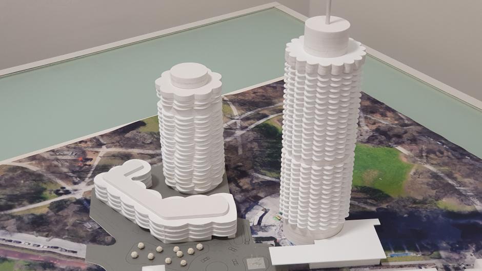 Der Neubaukomplex im Modell: Rechts ist der große Hotelturm zu sehen, links sein kleinerer "Zwilling". 