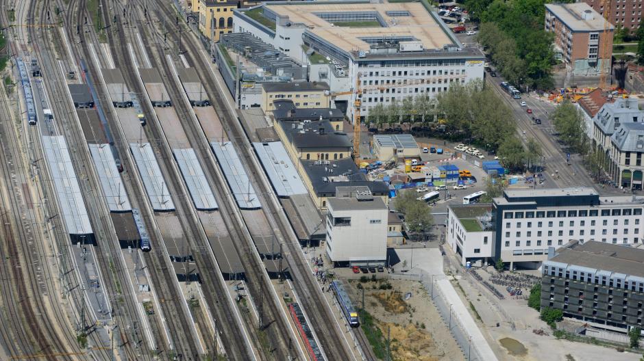 Der Augsburger Hauptbahnhof von oben - reichen die Kapazitäten für den künftigen Bahnverkehr?