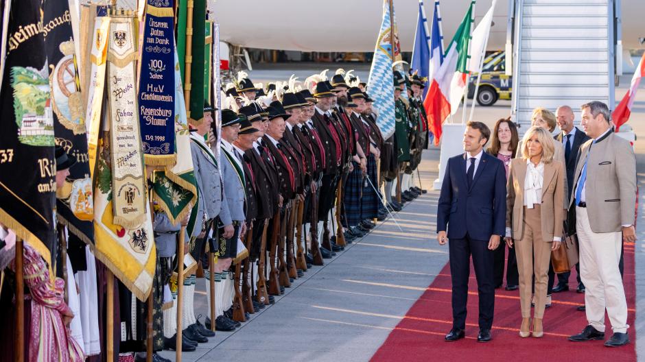 Emmanuel Macron wurde beim G7-Gipfel von Markus Söder in Bayern empfangen. Die Trachten waren nicht weit.