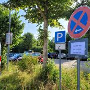Anfang kommender Woche sind die Parkplätze an der Neuburger Schlösslwiese gesperrt.