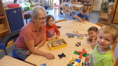 Noch sitzt Inge Schmid mitten im Kindergartengeschehen. Doch für die Leiterin und langjährige Mitarbeiterin der gemeindlichen Kellmünzer Einrichtung rückt der Ruhestand in greifbare Nähe.